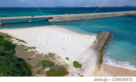 南国のビーチのドローン空撮 129816072