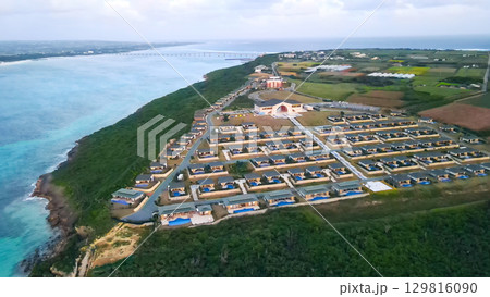 南国のリゾートホテルのドローン空撮 129816090