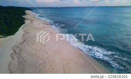 南国のビーチのドローン空撮 129816101