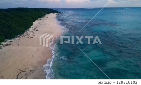 南国のビーチのドローン空撮 129816102