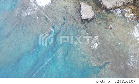 南国の海岸の真俯瞰ドローン空撮 129816107