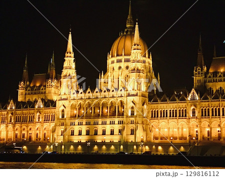 ハンガリーのブダペストの国会議事堂の夜景 ハンガリーのブダペストの国会議事堂の夜景 129816112
