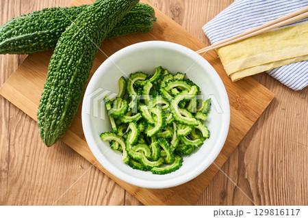 ボウルに入れたカットゴーヤ|調理過程・下ごしらえのイメージ ボウルに入れたカットゴーヤ|調理過程・下ごしらえのイメージ 129816117