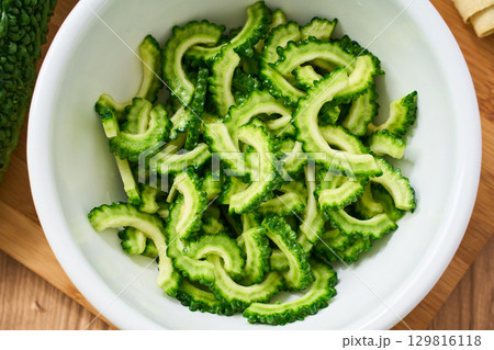 ボウルに入れたカットゴーヤ|調理過程・下ごしらえのイメージ ボウルに入れたカットゴーヤ|調理過程・下ごしらえのイメージ 129816118