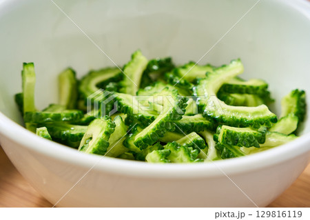 ボウルに入れたカットゴーヤ|調理過程・下ごしらえのイメージ ボウルに入れたカットゴーヤ|調理過程・下ごしらえのイメージ 129816119