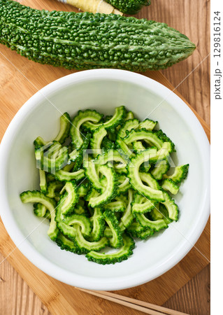 ボウルに入れたカットゴーヤ｜調理過程・下ごしらえのイメージ 129816124