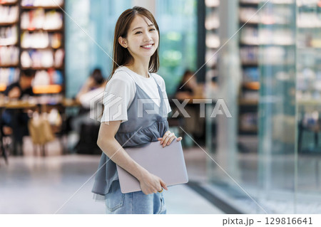 図書館に立つ若い女性 図書館に立つ若い女性 129816641