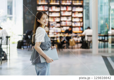 図書館に立つ若い女性 図書館に立つ若い女性 129816642