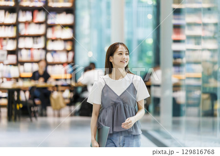 図書館に立つ若い女性 129816768
