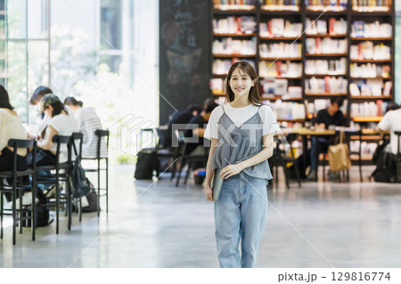 図書館に立つ若い女性 図書館に立つ若い女性 129816774