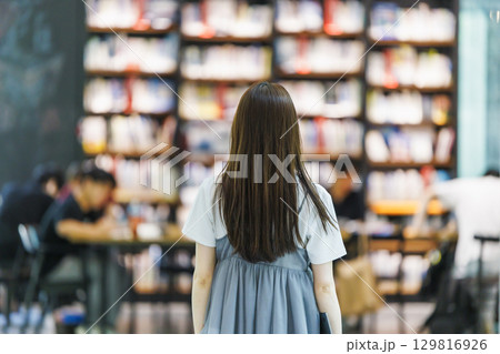 図書館に立つ若い女性 129816926