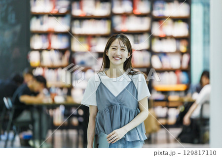 図書館に立つ若い女性 図書館に立つ若い女性 129817110