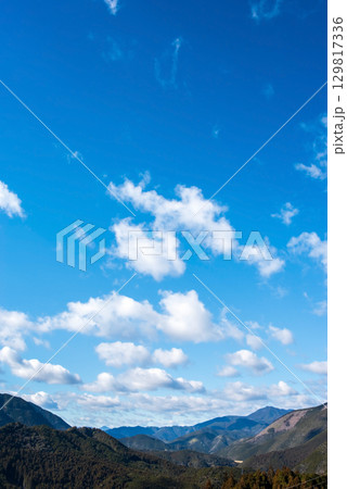 冬の丸山千枚田 周囲の山並みと青空《三重県 熊野市》 冬の丸山千枚田 周囲の山並みと青空《三重県 熊野市》 129817336