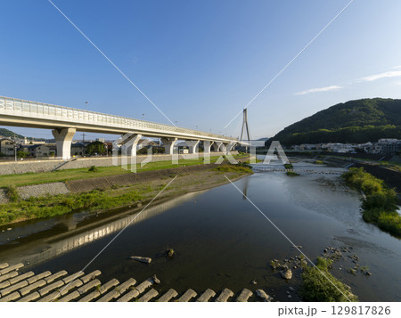 猪名川の橋から見る県境の風景 猪名川の橋から見る県境の風景 129817826