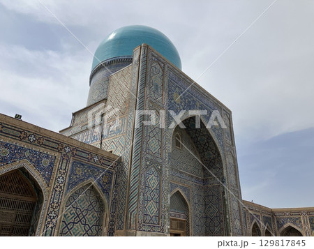 ウズベキスタン　サマルカンドのレギスタン広場 129817845