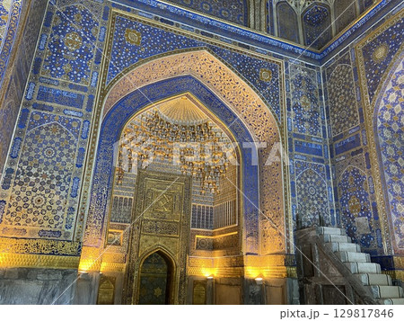 ウズベキスタン　サマルカンドのレギスタン広場 129817846