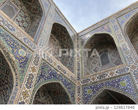 ウズベキスタン　サマルカンドのレギスタン広場 129817848