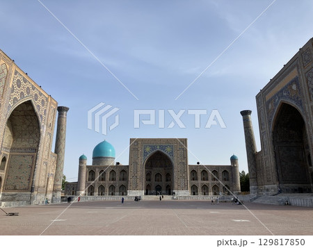 ウズベキスタン　サマルカンドのレギスタン広場 129817850