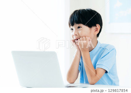 パソコンの前で授業を受ける男の子 129817854
