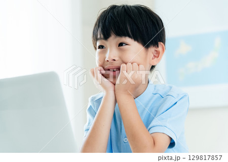 パソコンの前で授業を受ける男の子 129817857