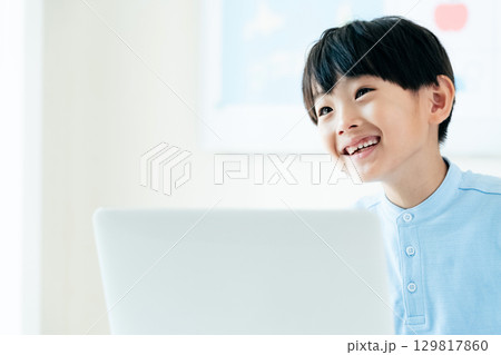 パソコンの前で授業を受ける男の子 パソコンの前で授業を受ける男の子 129817860