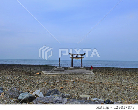 豊前市三毛門の海岸にポツンと立つ春日神社御旅所の鳥居 豊前市三毛門の海岸にポツンと立つ春日神社御旅所の鳥居 129817875