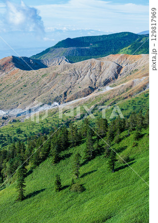 渋峠から夏の白根山の絶景を望む　志賀高原 129817969