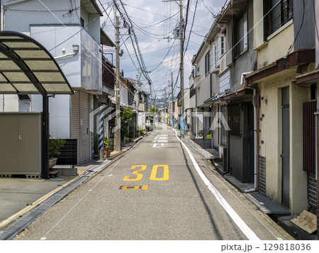 古い住宅街の風景 129818036