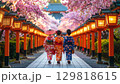 桜の満開の京都風な風景を歩く芸者 129818615