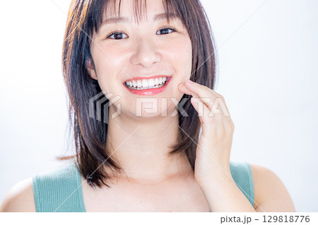 笑顔の女性　ビューティー 129818776