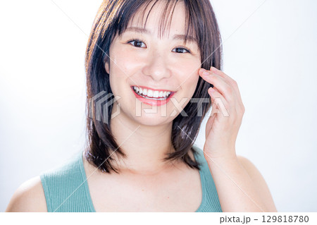 笑顔の女性　ビューティー 129818780