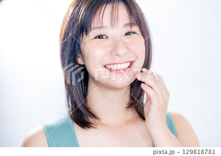 笑顔の女性　ビューティー 129818781