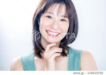 笑顔の女性　ビューティー 129818792