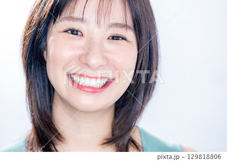 笑顔の女性　ビューティー 129818806