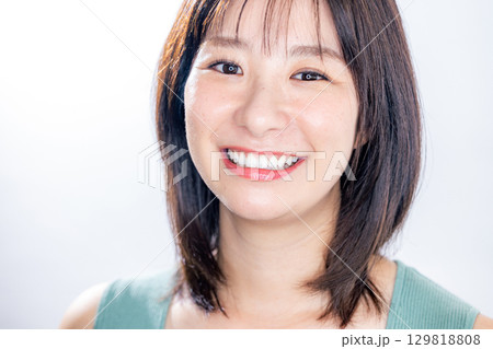 笑顔の女性　ビューティー 129818808