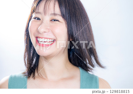 髪をなびかせる女性 129818815