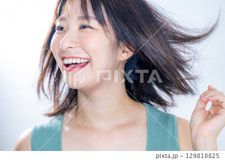 髪をなびかせる女性 129818825