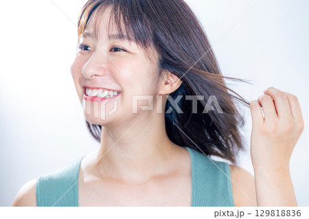髪をなびかせる女性 髪をなびかせる女性 129818836