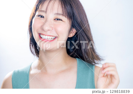 髪をなびかせる女性 129818839