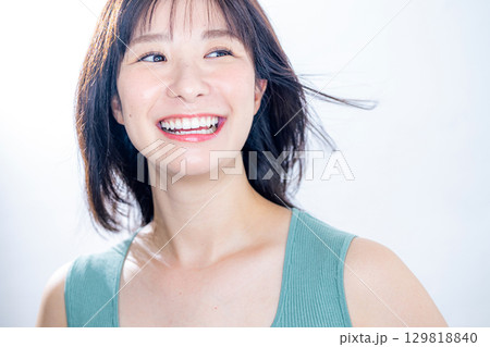 髪をなびかせる女性 髪をなびかせる女性 129818840