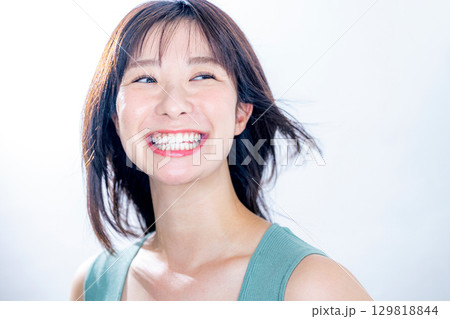 髪をなびかせる女性 髪をなびかせる女性 129818844