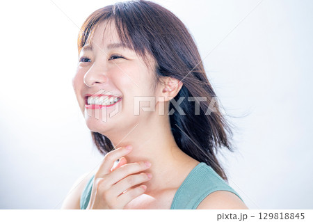 髪をなびかせる女性 129818845