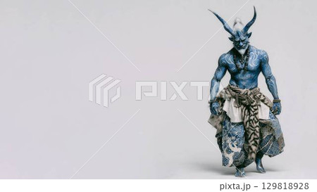 威厳を放ち仁王立ちする青鬼の全身像 129818928