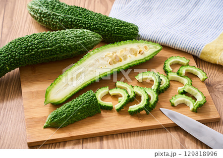 まな板でカットしたゴーヤ｜下ごしらえ・調理工程のイメージ 129818996
