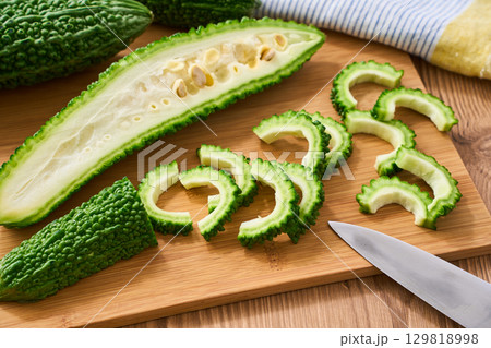 まな板でカットしたゴーヤ|下ごしらえ・調理工程のイメージ まな板でカットしたゴーヤ|下ごしらえ・調理工程のイメージ 129818998