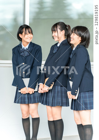 笑顔で校舎を歩く中学生・高校生・女子高生（登校・下校・通学） 129819195