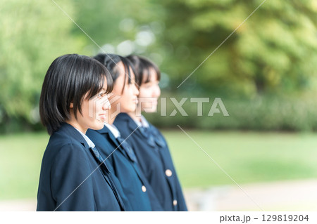 笑顔で前を見つめる中学生,高校生,女子,学生,女子高生（受験,成績） 129819204