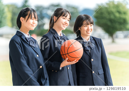 バスケットボールを持っている笑顔の女子中学生・女子高生 バスケットボールを持っている笑顔の女子中学生・女子高生 129819510