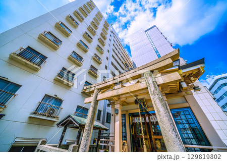 日本の東京都市景観　高輪ゲートウェイシティ前の稲荷神社などを望む 129819802