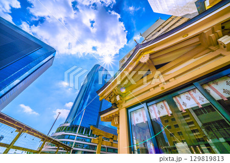 日本の東京都市景観　高輪ゲートウェイシティ前の稲荷神社などを望む 129819813